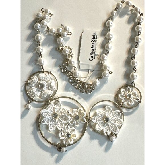 Faux Pearl Beaded Necklace Rhinestone Center Silvery Gold Tone Ring Lace Flowers - Picture 8 of 8